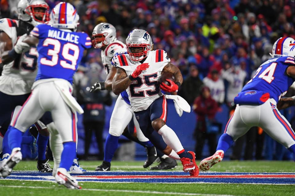 Patriots running back Brandon Bolden (25) runs with the ball as Bills cornerback Levi Wallace (39) defends.