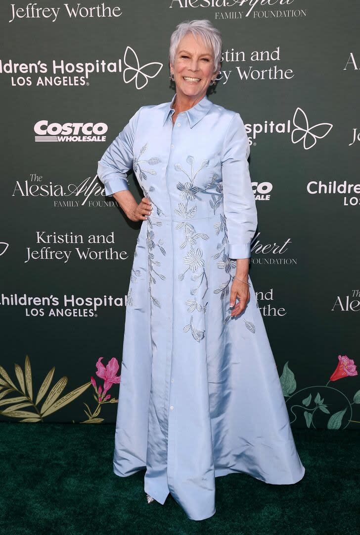 Otra de las grandes figuras que asistió a la ya clásica gala del hospital fue Jamie Lee Curtis. La actriz, laureada por su participación en la exitosa serie El oso, lució muy correcta en un vestido camisero con una voluminosa falda en color celeste con detalles florales bordados en plata