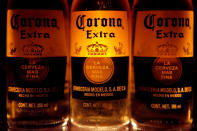 <p>En 2017 se vendieron 28,8 millones de hectolitros de la mexicana Corona, la más importada en Estados Unidos y que también cuenta con gran éxito en Europa (en España se comercializa como Coronita). Las ventas de esta cerveza, fabricada por Grupo Modelo, aumentaron un 10% en el último año. (Foto: Edgar Garrido / Reuters). </p>