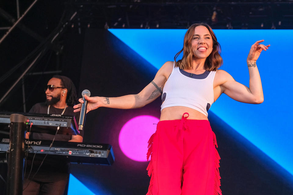 Mel C shows off her toned arms on stage. (Getty Images)