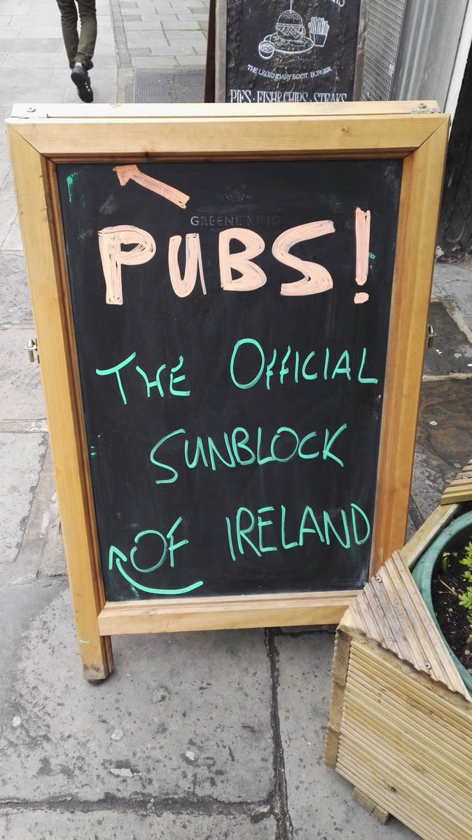 <p>Wie verhindert der Ire, dass er einen Sonnenbrand bekommt? Richtig, er verschwindet in der künstlichen Sonne des Pubs. (Foto: Twitter @Jackserle) </p>