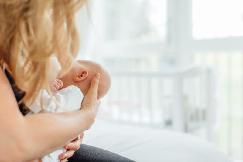 L’allaitement peut-il déterminer si votre enfant sera gaucher ou droitier ? [Photo: Getty]