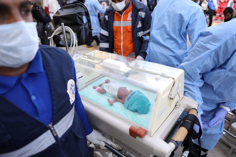 FOTO DE ARCHIVO. Médicos trasladan a un bebé palestino prematuro en una incubadora, evacuado de Gaza a una ambulancia en el lado egipcio de la frontera de Rafah, en medio del conflicto en curso entre Israel y el grupo islamista palestino Hamás, en Rafah, Egipto