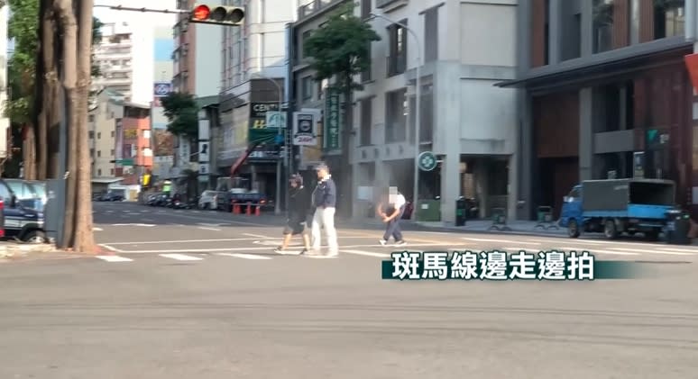 整個馬路都是三人伸展台，誇張行為也成了馬路奇景。（圖／東森新聞）