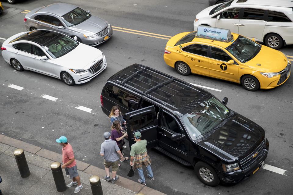 Die gelben Taxis, einst ein Markenzeichen von New York, werden zunehmend von Fahrdienstleistern wie Uber und Lyft verdrängt. (Bild: AP Photo/Mary Altaffer)