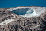 <p>Fragilisée par le réchauffement climatique depuis des décennies ainsi qu'une vague de chaleur, une partie du glacier de la Marmolada s’est effondrée dimanche.</p>