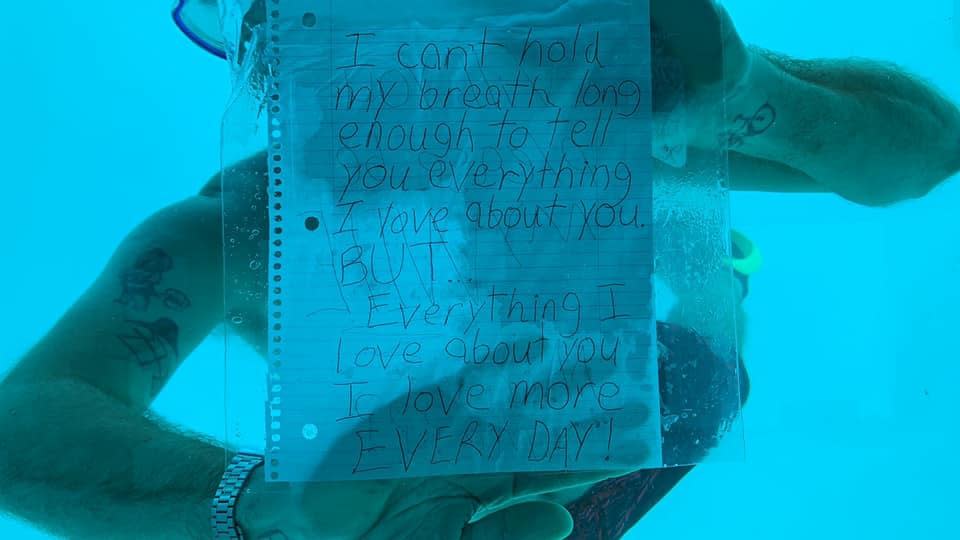 The first side of the note reads: "I can't hold my breath long enough to tell you everything I love about you but... everything I love about you I love more every day!": Facebook / Kenesha Antoine