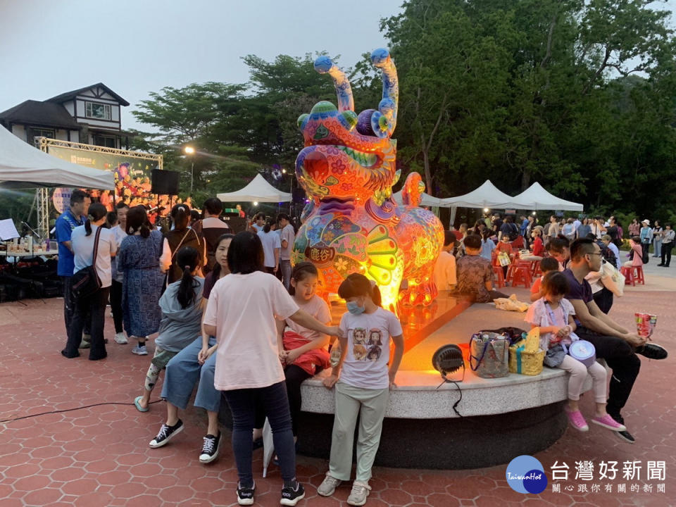 不少遊客特地到訪麒麟潭賞夜景。（縣府提供）