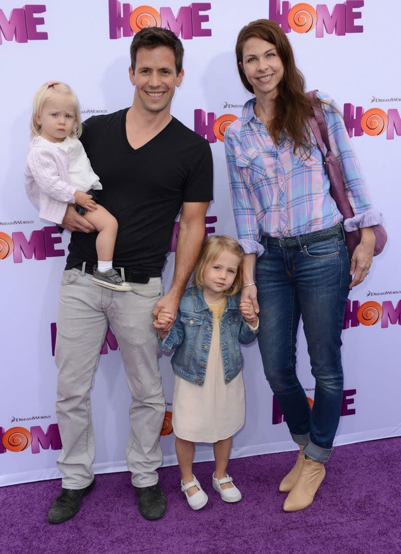 Christian Oliver y su familia en una premiere en 2015 (Photo by Chris DELMAS / AFP)