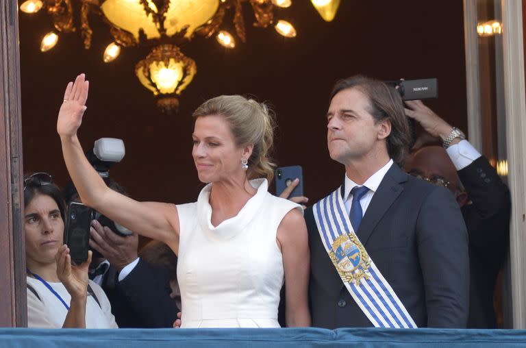 Luis Lacalle Pou, junto a Lorena Ponce de León, en la asunción en  Montevideo, el 1 de marzo de 2020. REUTERS/Mariana Greif