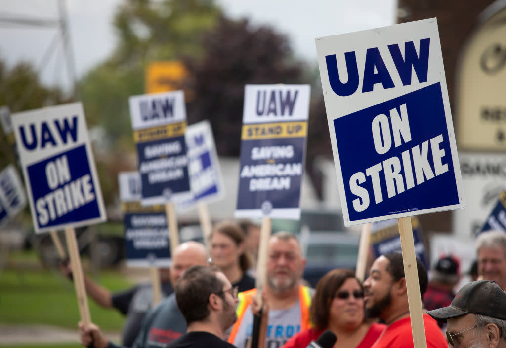  UAW reaches deal with GM. 