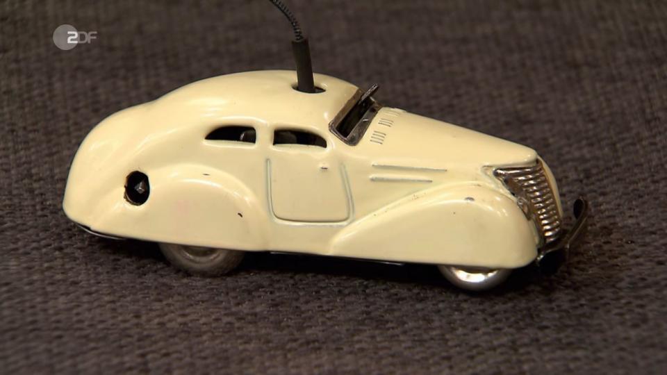 Das Fernlenk-Auto von Schuco aus den 1950er-Jahren wurde auf 150 Euro geschätzt. (Bild: ZDF)