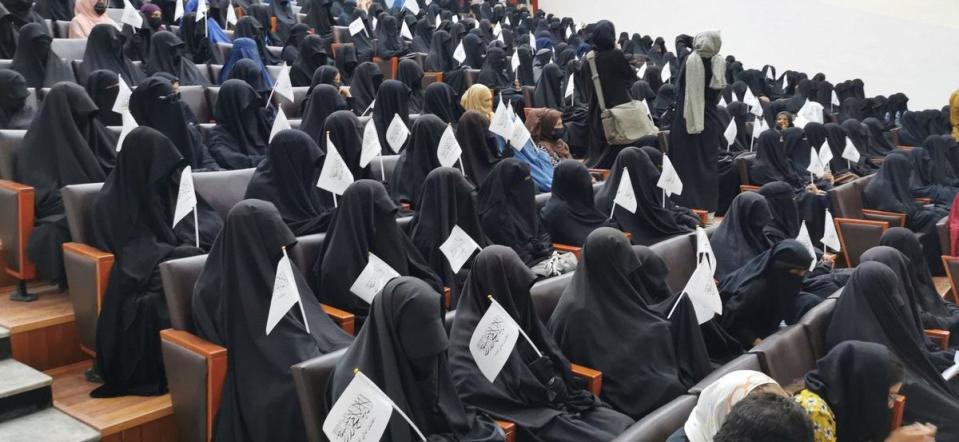 這群婦女聲稱他們不要男女同校、支持塔利班的所作所為，也呼籲女性都應該穿罩袍、戴頭巾。（翻攝自@mmodaser twitter）