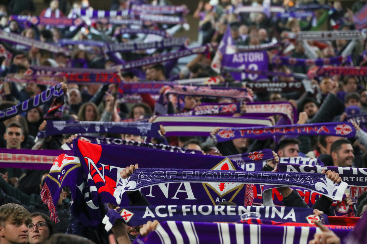 Una reportera italiana especializada en fútbol estaba hablando con los fanáticos de la Fiorentina, tras una sufrida derrota de último minuto con el Empoli, cuando uno de ellos paso caminando y con su mano agarró su parte posterior. (Foto: Getty Images)