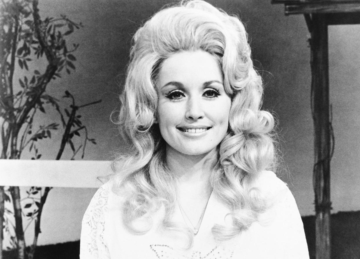 Image: Dolly Parton young (ASSOCIATED PRESS)