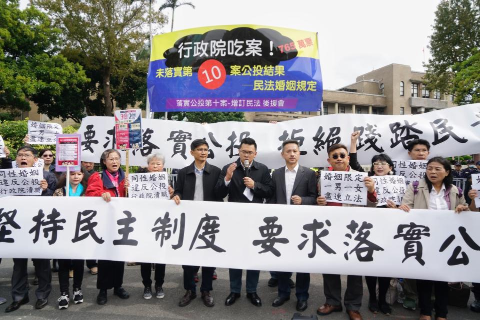 幸福盟抗議今日前往行政院抗議同婚修法。   圖：張良一/攝