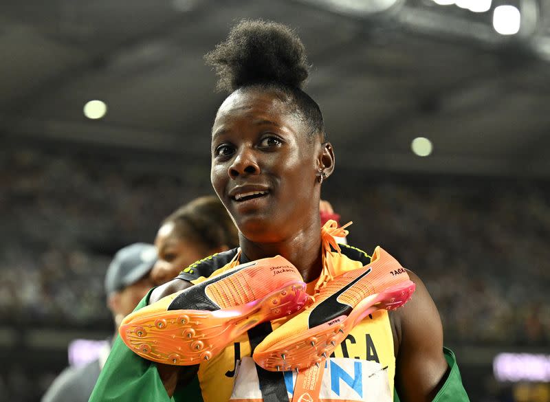 Foto de Archivo: La jamaicana Shericka Jackson, medallista de oro, celebra tras la final femenina de 200 metros del Campeonato Mundial de Atletismo, en el Centro Nacional de Atletismo, Budapest, Hungría.