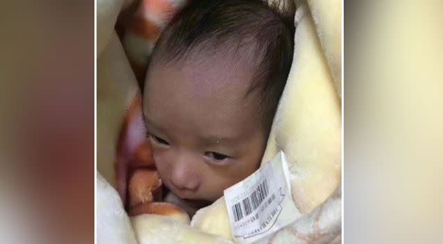 The newborn baby boy is believed to have been abandoned by his parents in the freezing temperatures. Source: Weibo/ Yunnan Police