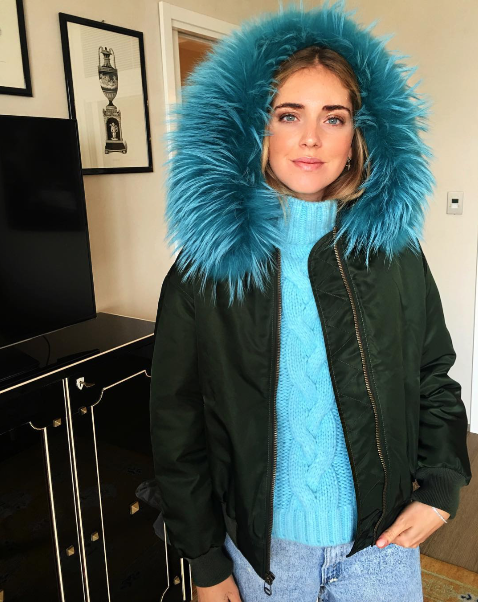 Kunstfell-Kapuzen machen Lust auf Einmummeln. Diesen Winter wird es allerdings nicht nur kuschelig, sondern auch bunt. Fashion-Bloggerin Chiara Ferragni macht’s vor und posiert in einer Bomberjacke mit coolem Farbfell. (Bild: Instagram/chiaraferragni)