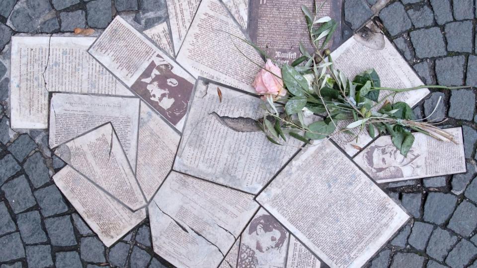 Erinnerung an die Weiße Rose am Hauptgebäude der Ludwig-Maximilians-Universität in München. (Bild: dpa)