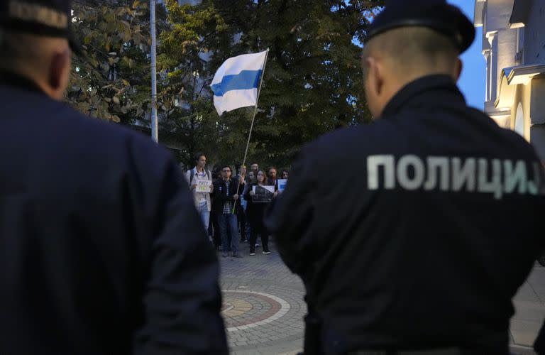 Policías serbios custodian este lunes la embajada rusa en Belgrado durante una protesta por el masivo bombardeo ruso contra Ucrania