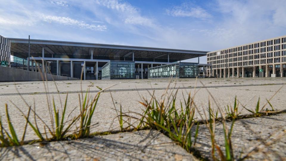 Der Hauptstadtflughafen BER sollte eigentlich im Herbst 2011 in Betrieb gehen. Foto: Patrick Pleul