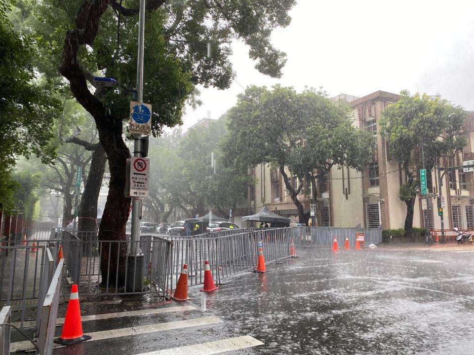 午後開始驟下的瓢潑大雨，害「青鳥行動」現場人潮越來越少，難以聚集。(記者包克明攝)