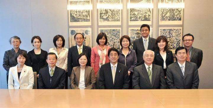 陳其邁(前排右一)在臉書貼出11年前在日本與安倍(前排中)的照片。   圖：擷自陳其邁臉書