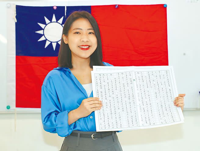參加國民黨台北市第7選區立委初選的台北市議員徐巧芯20日公布自己寫給國民黨員的一封1200字親筆信。（鄭任南攝）