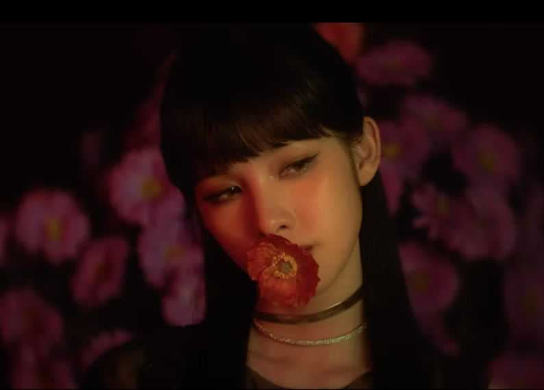 夏菈在MV中咬紅花遭質疑抄襲JISOO的新歌。（圖／趣放娛樂提供）