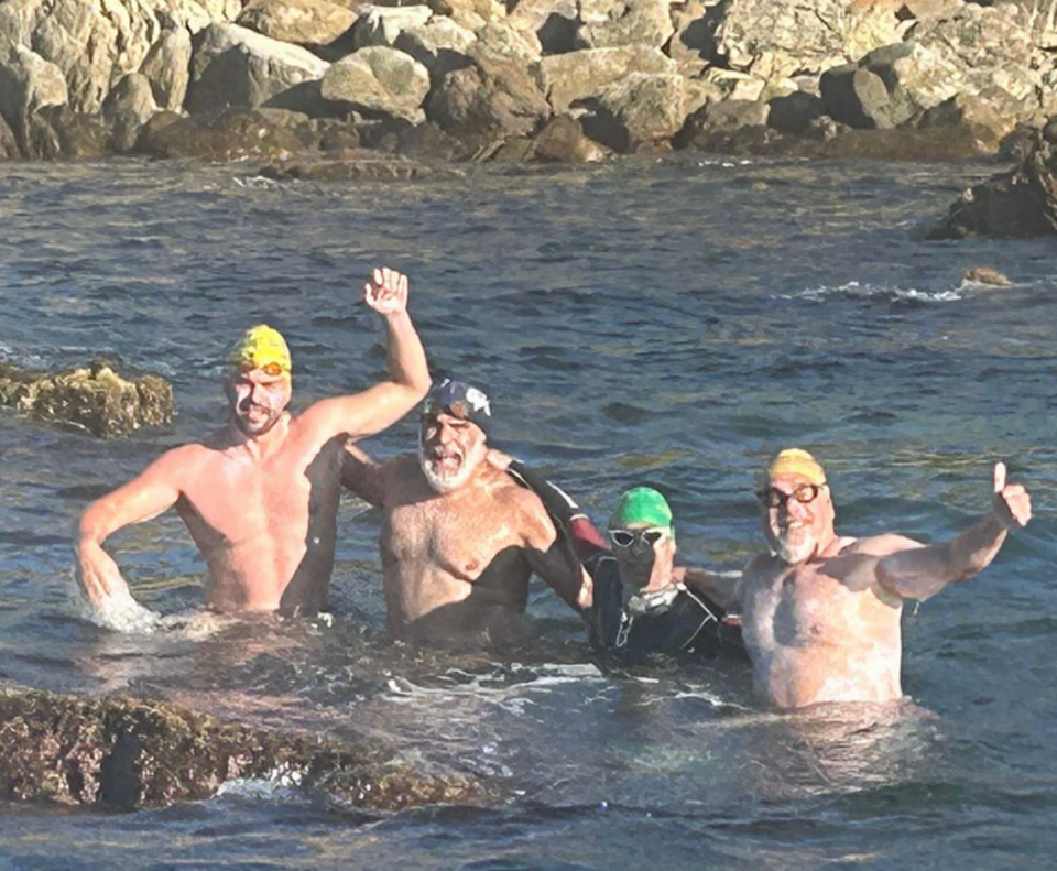 José María “Chema” López, Alexis Rodríguez, Juan Alberto Martín y Nino Fraguela (de izq. a der.) celebran luego de cruzar a nado el Estrecho de Gibraltar el 13 de julio pasado.
