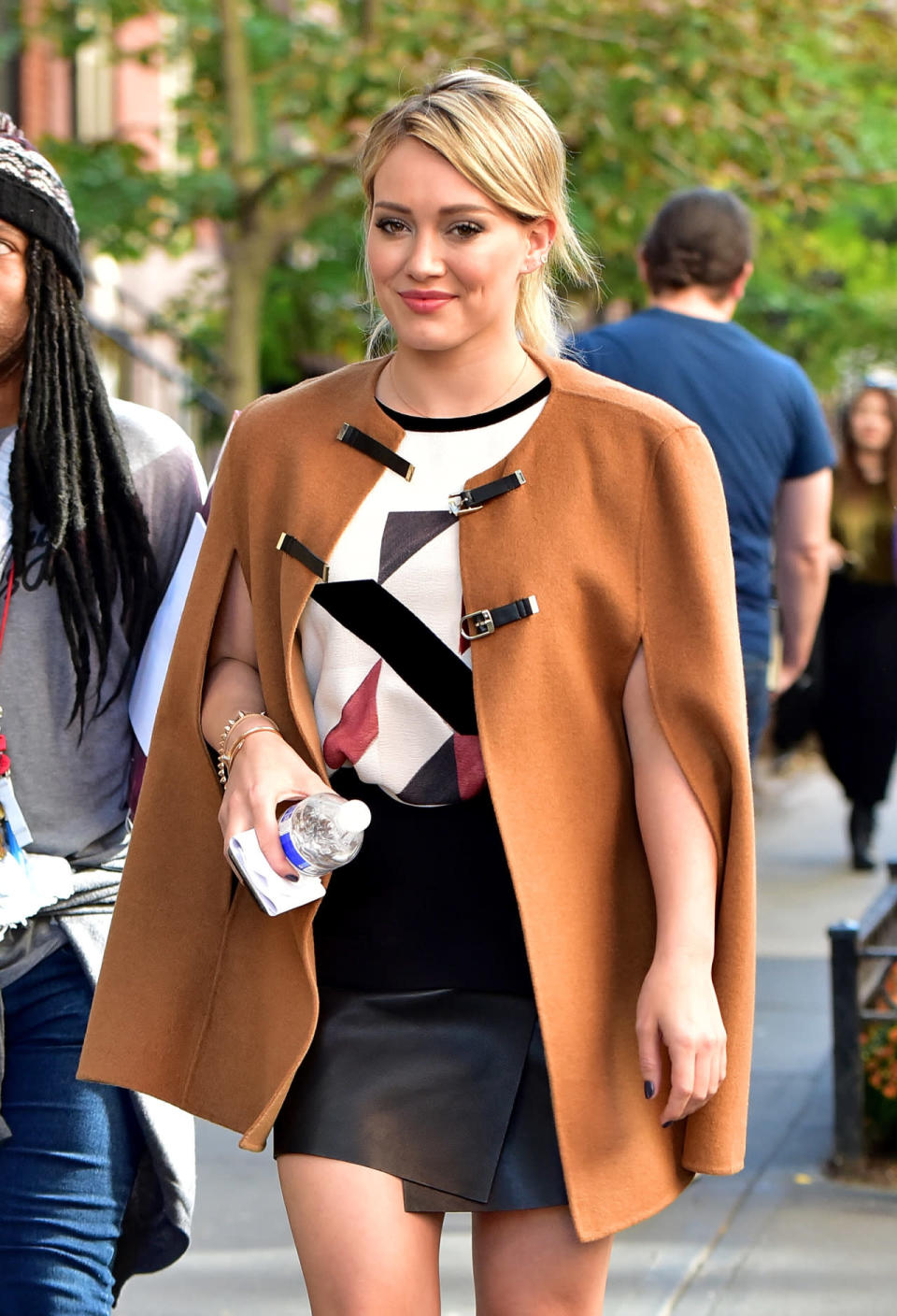 Le manteau cape revient à la mode cette année ! Hilary Duff s’est laissée séduire par un modèle camel qui la protège sans la gêner dans ses mouvements.