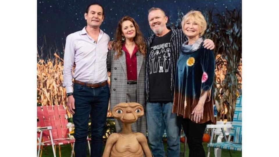 ET costars reuniting