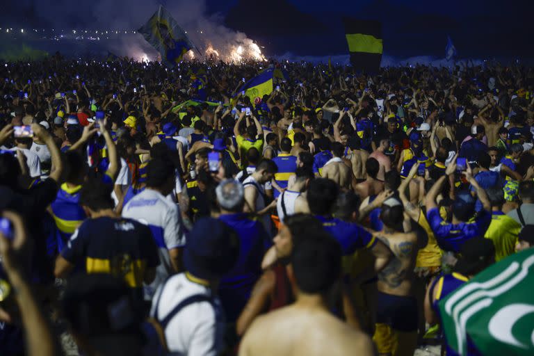 El banderazo de Boca, con miles de hinchas xeneizes en la playa de Copacabana