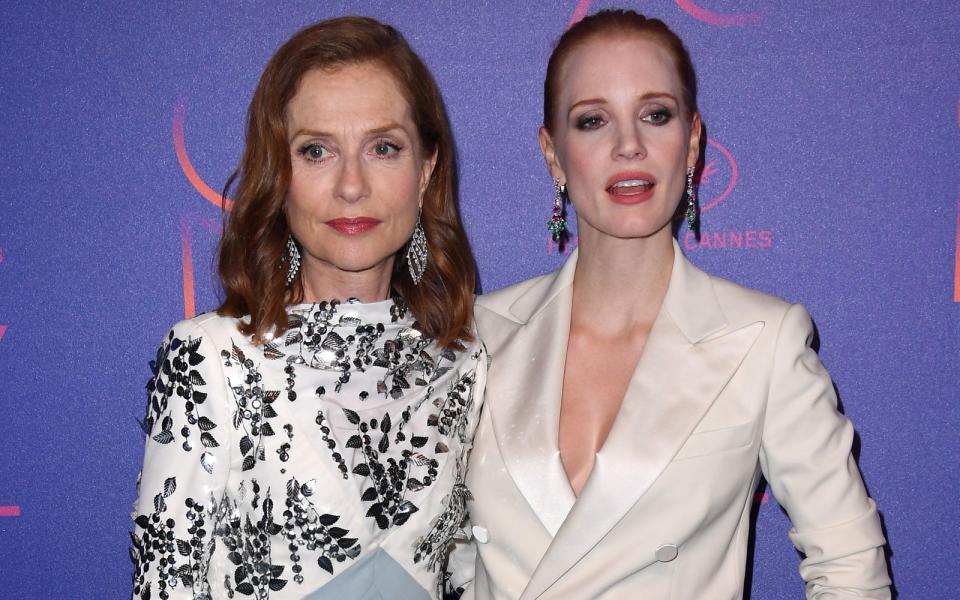 Dass Isabelle Huppert (links) ihre Idol ist, ließ Jessica Chastain (rechts) in kaum einem Interview unerwähnt. Als sie die französische Schauspiellegende schließlich traf, gestand sie ihr ihre Liebe: "Ich sagte zu ihr: Sie sind meine absolute Lieblingsschauspielerin", erzählte Chastain dem "Hollywood Reporter", "Und sie sagte: 'Ich weiß'. Weil ich so viel über sie geredet hatte." (Bild: Dominique Charriau/Getty Images)