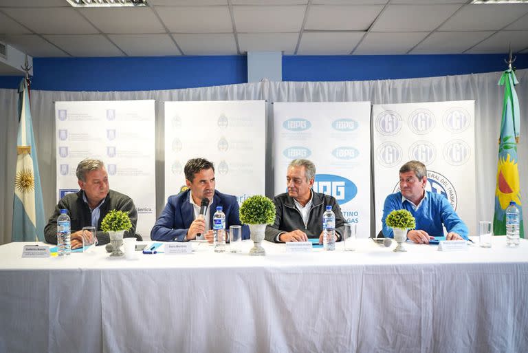 El secretario de Energía, Darío Martínez (con el micrófono), en Mar del Plata, junto con el secretario General de la CGT, Miguel Guglielmotti; el presidente del IAPG, Ernesto A. López Anadón, y autoridades de la Universidad Popular de los Trabajadores y Trabajadoras