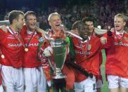 <p>Manchester United players celebrate the Champions League trophy in 1999.(Getty) </p>