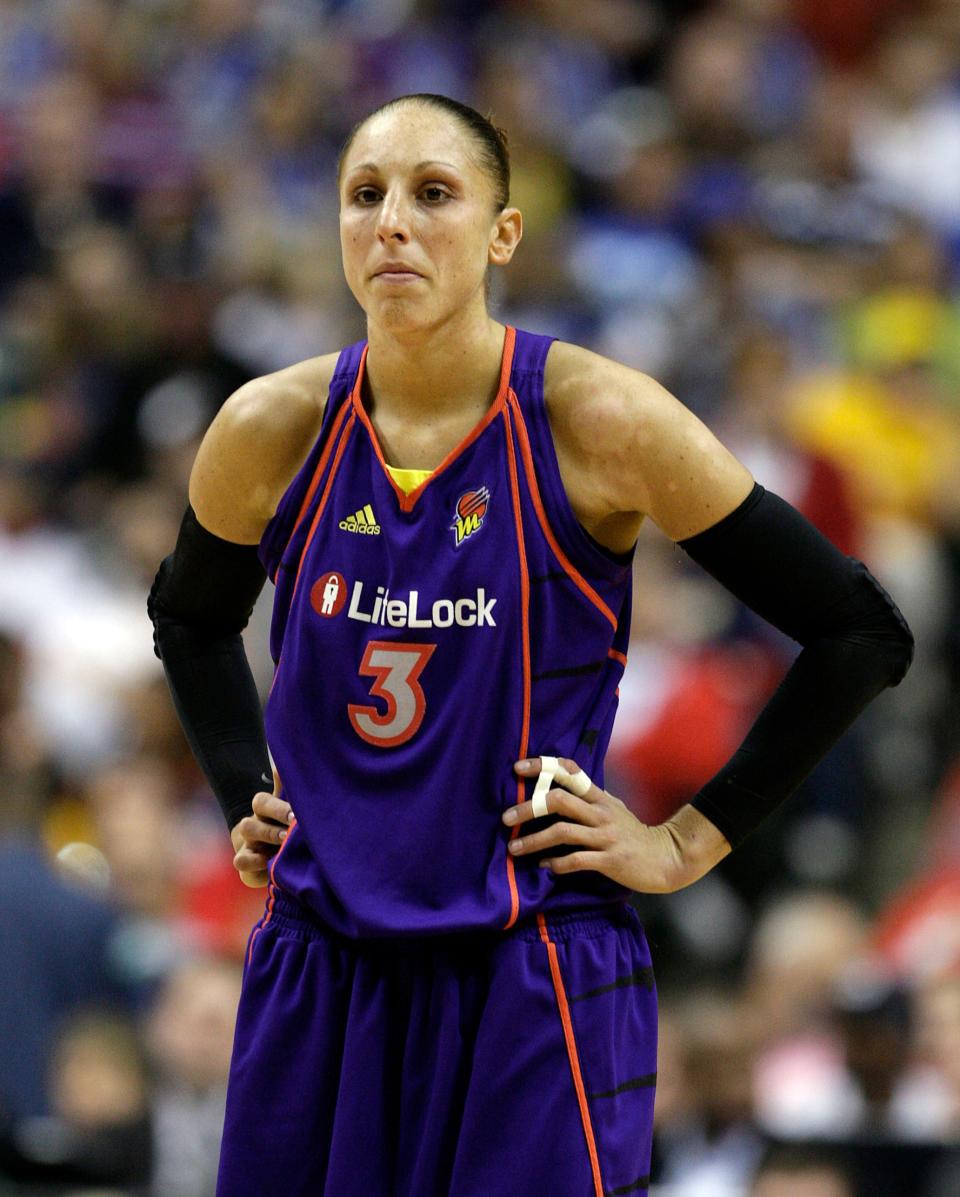 Taurasi and her arm sleeves during the 2009 Finals