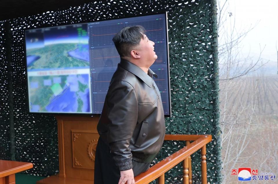 金正恩見「火星16型」中遠程高超音速飛彈成功試射，喜悅的表情全寫在臉上。（翻攝自朝中社）