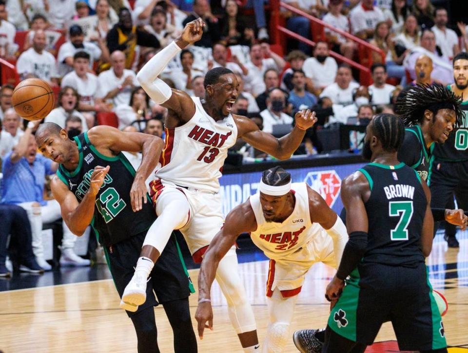 El centro del Heat Bam Adebayo (13) reacciona tras clavar la pelota ante la defensa de los Celtics de Boston, en el quinto partido de la Final de la Conferencia Este, celebrado el 25 de mayo de 2022 en Miami.