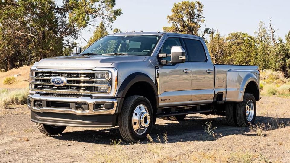 2023 Ford F-550 Pickup Has 10,300-LB Max Payload for Huge Slide-In Campers photo