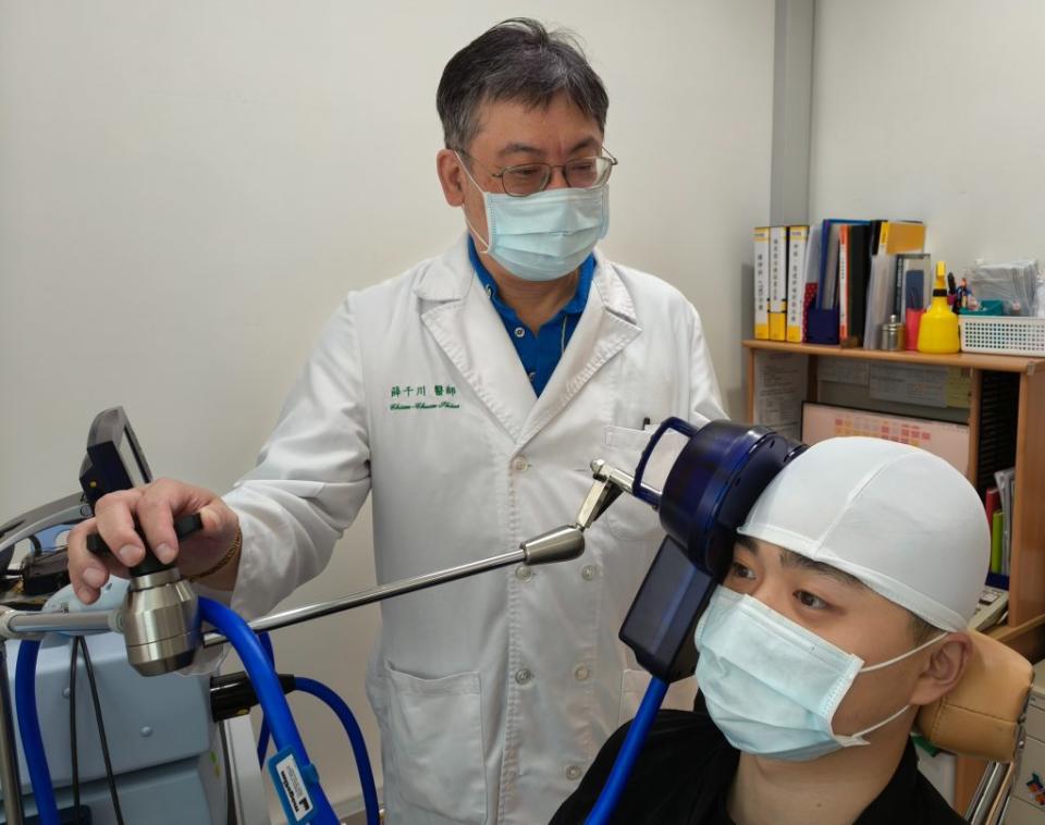 醫師薛千川表示，中風後失語症患者應把握黃金治療期，透過重覆式經顱磁刺激治療搭配語言復健，有很大進步空間。（恩主公醫院提供）
