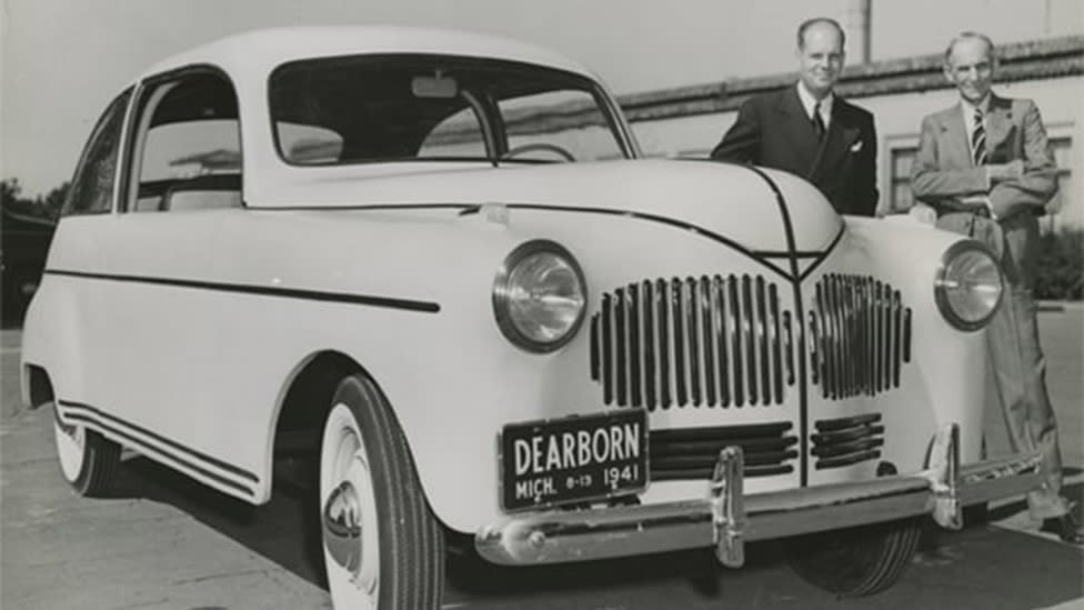 Robert Boyer y Henry Ford presentando el Soybean Car en el festival de Dearborn, en 1941