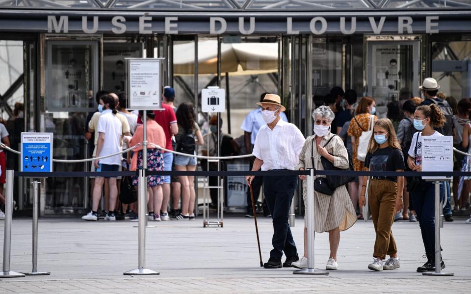 People wear masks in touristic and frequented areas of Paris - Anadolu Agency