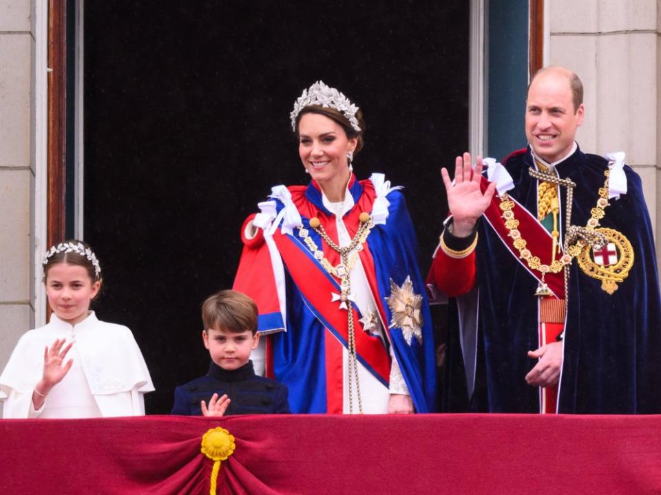 Prinzessin Charlotte, Prinz Louis, Prinzessin Kate und Prinz William (v.l.) auf dem Balkon des Buckingham-Palastes. (Bild: imago images/PA Images)