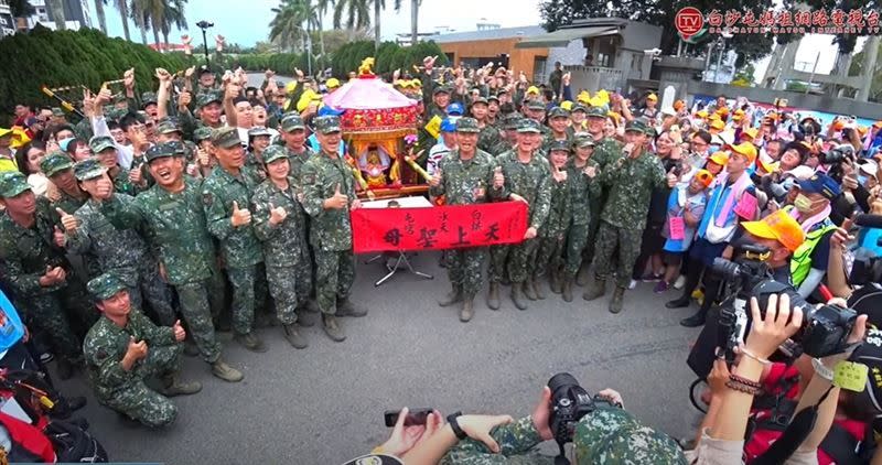 媽祖停駐在斗六大埔營區前，軍民同聲歡呼。（白沙屯媽祖網路電視台授權）