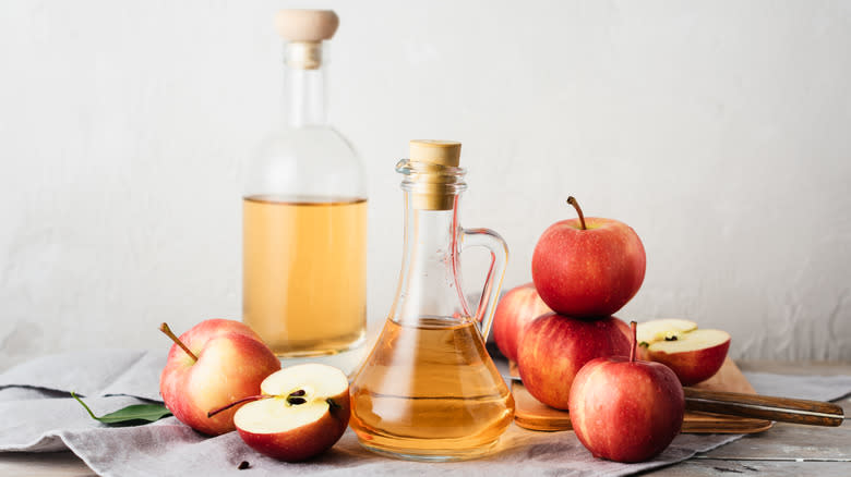 apple cider vinegar with apples