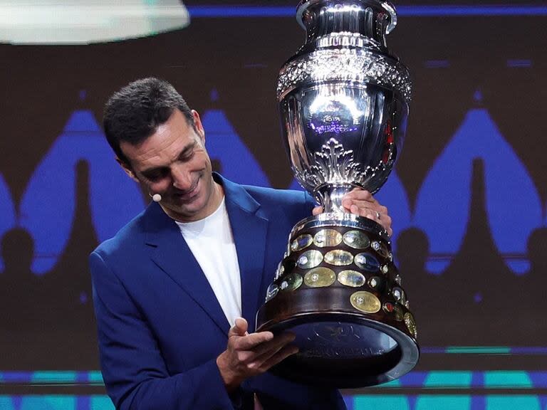 MIAMI, FLORIDA - DECEMBER 07: Lionel Scaloni, Head Coach of Argentina, presents the Copa America trophy during the official draw of CONMEBOL Copa America 2024 at James L. Knight Center on December 07, 2023 in Miami, Florida.   Megan Briggs/Getty Images/AFP (Photo by Megan Briggs / GETTY IMAGES NORTH AMERICA / Getty Images via AFP)