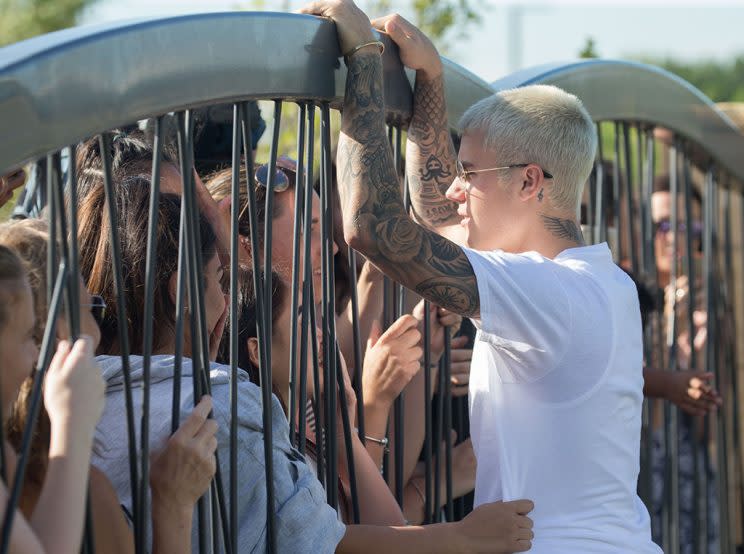 Justin Bieber greets adoring fans outside his Perth hotel. (Photo: Media-Mode / Splash News and Pictures) 