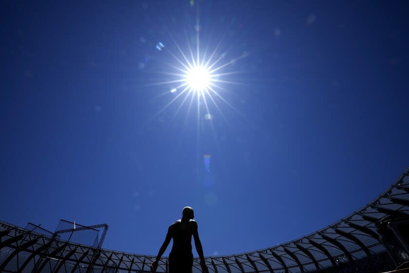 ARCHIVO - El sol brilla durante un entrenamiento previo al Mundial de Atletismo en Eugene, Oregon, el jueves 14 de julio de 2022 (AP Foto/Gregory Bull, archivo)